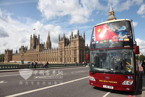 安凱雙層觀光車在英國(guó)倫敦泰晤士河畔議會(huì)大廈旁