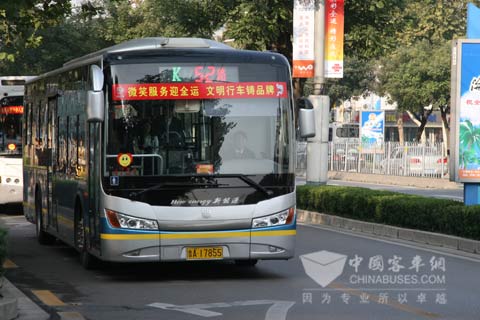 行駛在濟南街頭的中通新能源客車