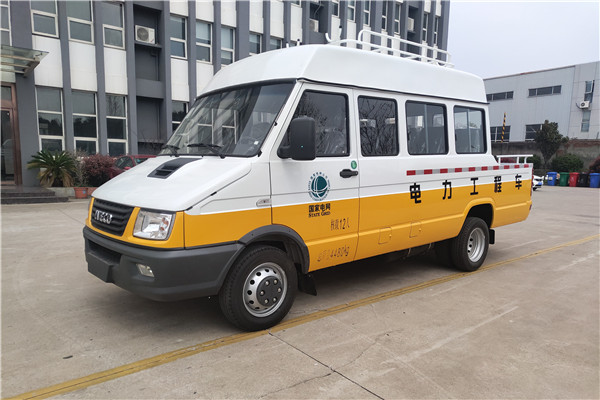 南京依維柯NJ5046XGCZA斗式工程車（柴油國六10-13座）