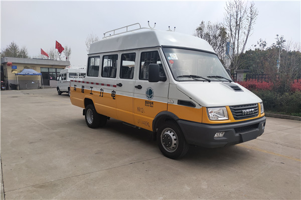 南京依維柯NJ5046XGCZA斗式工程車（柴油國六10-13座）