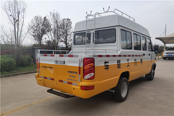 南京依維柯NJ5046XGCZA斗式工程車（柴油國六10-13座）